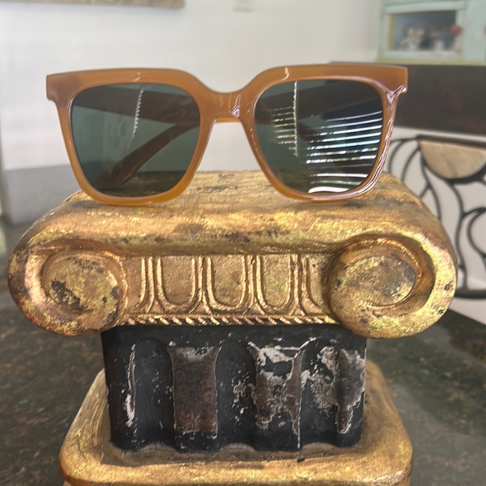 Unisex rectangular sunglasses **Free with purchase of $30 or more**